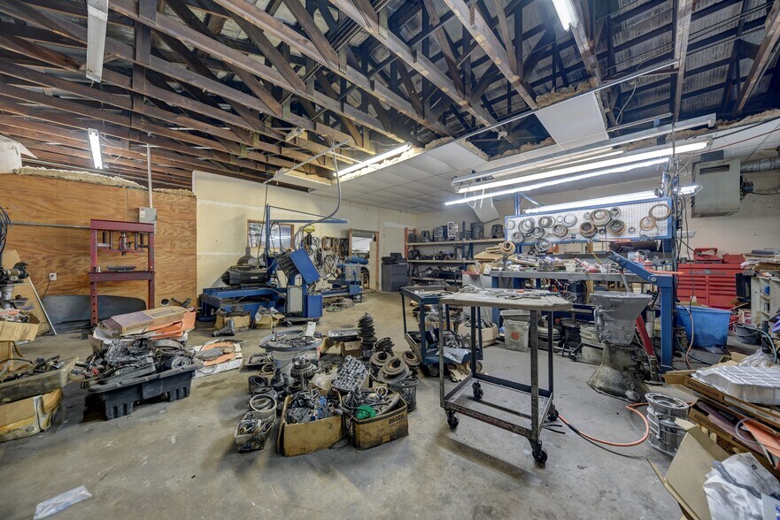 More Photos Of 307 E Alamo St, Brenham Auto Repair For Sale