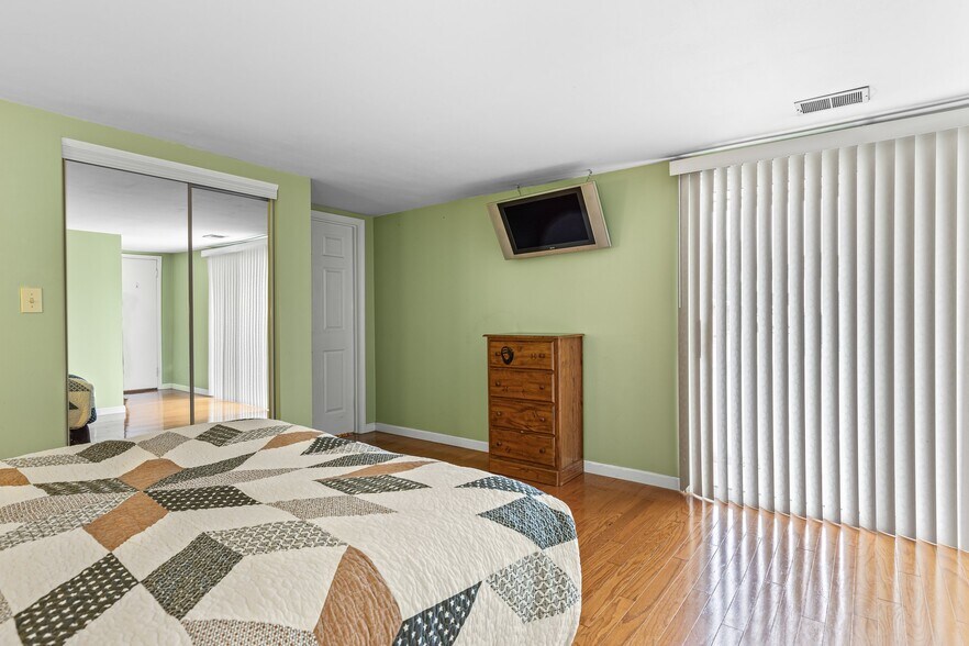 More Photos Of 310 S McCune St, Pilot Knob Hotel For Sale