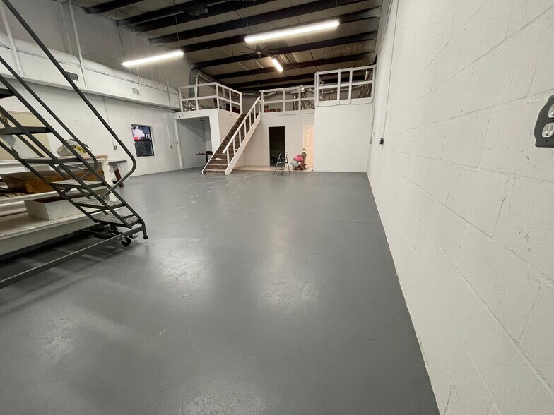 More Photos Of 12505 66th St N, Largo Warehouse For Lease