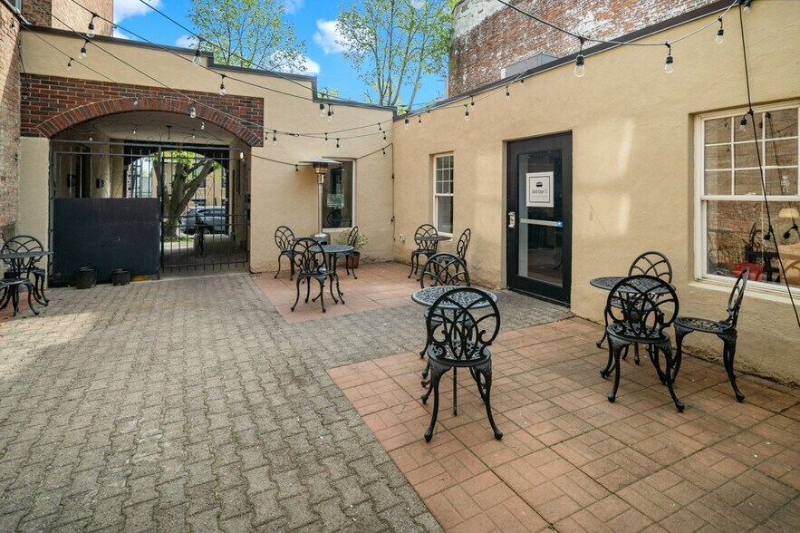 More Photos Of 340 Hamilton St, Albany Restaurant For Sale