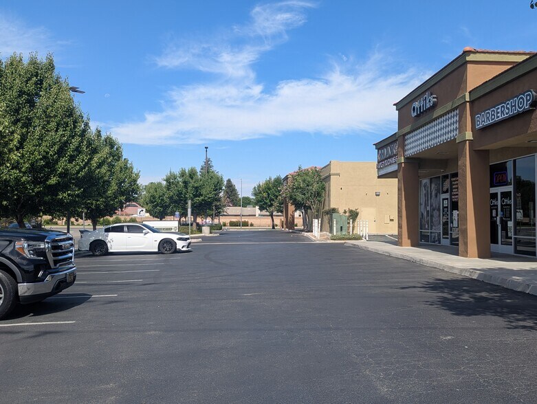 More Photos Of 8000 Mcnair Ln, Bakersfield Storefront Retail Office For Lease