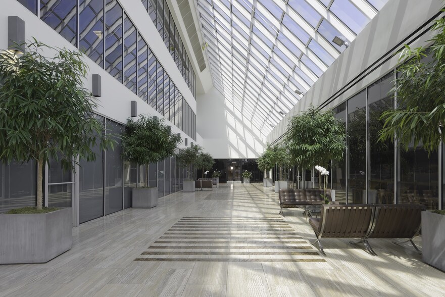 More Photos Of 10777 Northwest Fwy, Houston Office For Lease