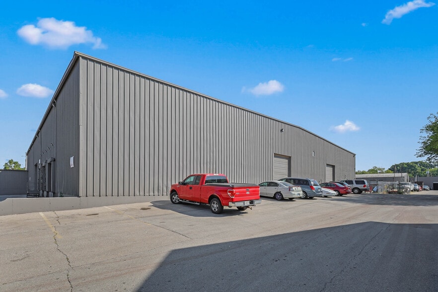 More Photos Of 85-125 Hankes Ave, Aurora Warehouse For Sale
