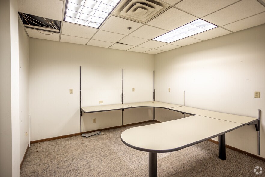 More Photos Of 1800 Hull Ave, Des Moines Manufacturing For Lease