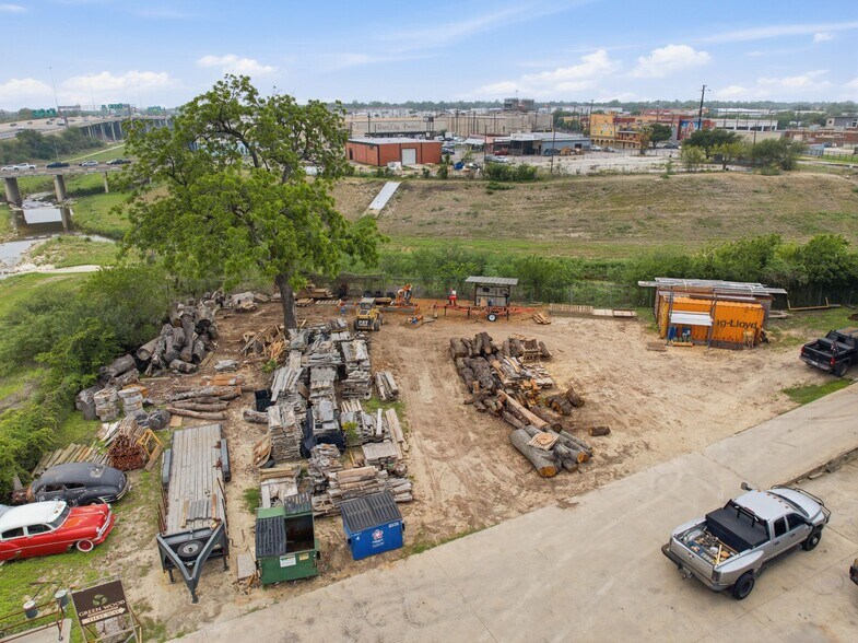 More Photos Of 1303 S Comal St, San Antonio Manufacturing For Lease