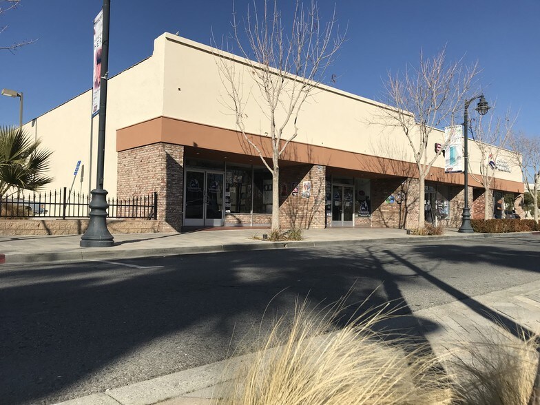 More Photos Of 539-547 W Lancaster Blvd, Lancaster Freestanding For Lease