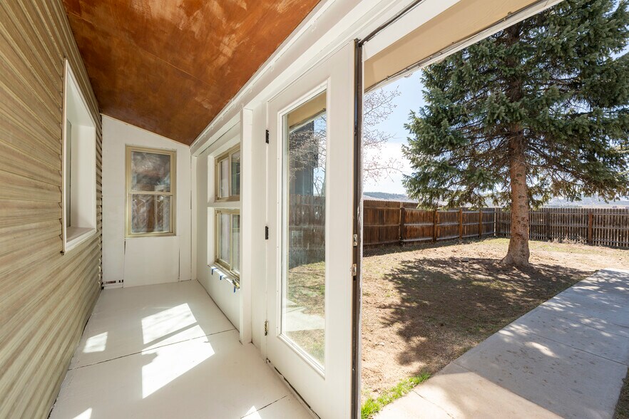 More Photos Of 695 Agate ave, Granby Flex For Sale