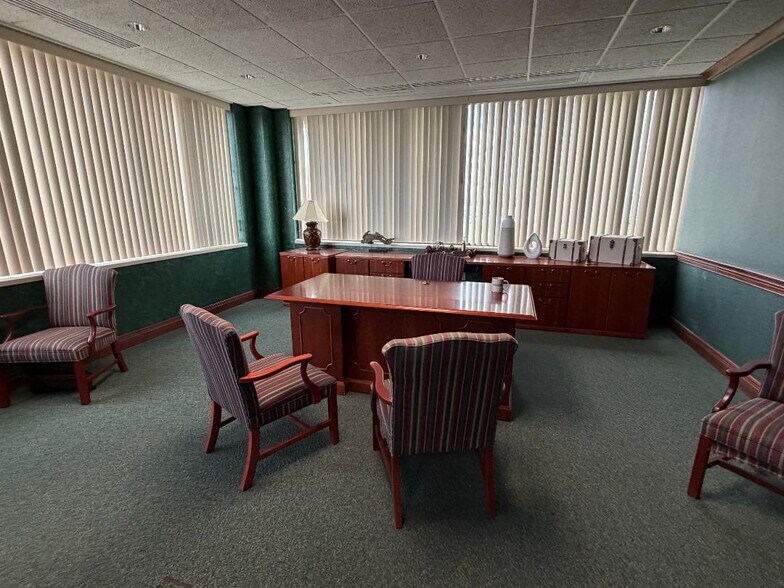 More Photos Of 300 Southtown Blvd, Owensboro Office For Lease