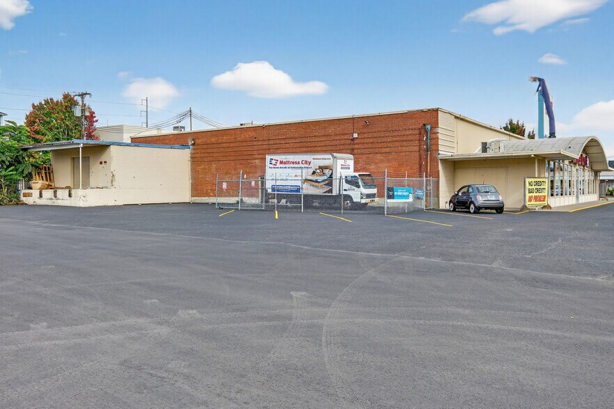 More Photos Of 175 SE Baseline St, Hillsboro Showroom For Sale