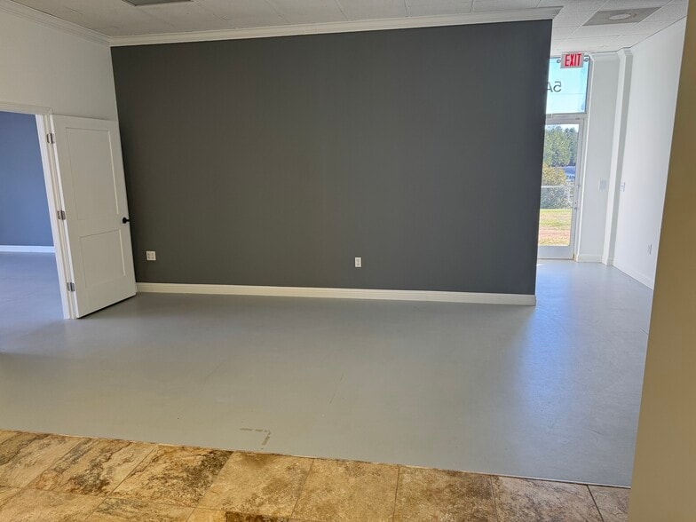 More Photos Of 136 Stutts Rd, Mooresville Freestanding For Lease