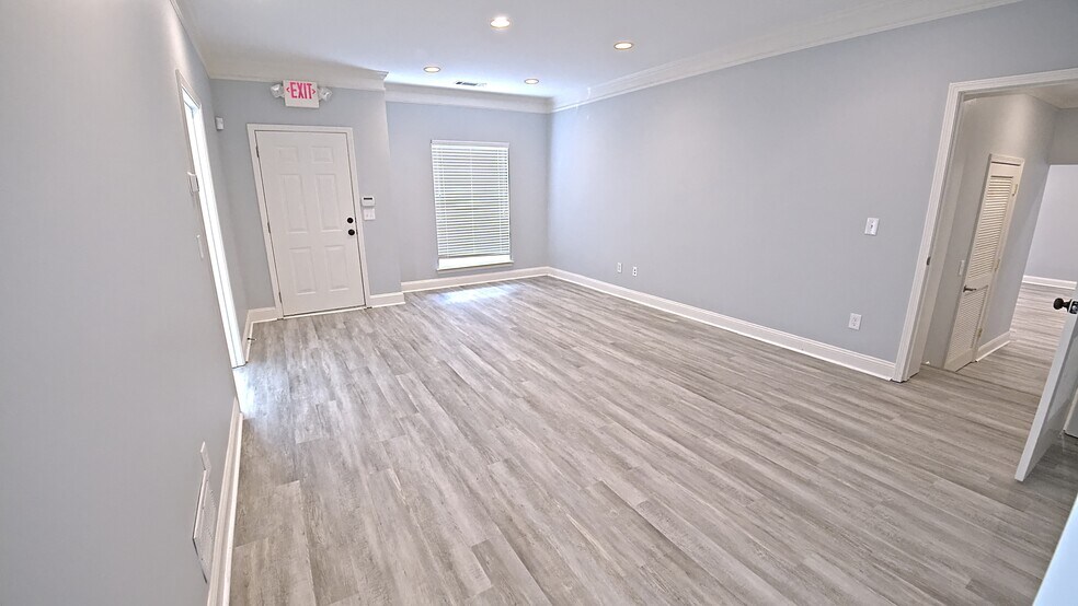 More Photos Of 239-243 River Park North Dr, Woodstock Office For Sale