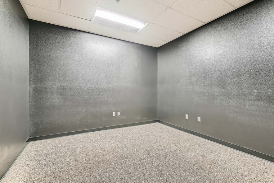 More Photos Of 5165 Rousso Rd, Las Vegas Distribution For Lease