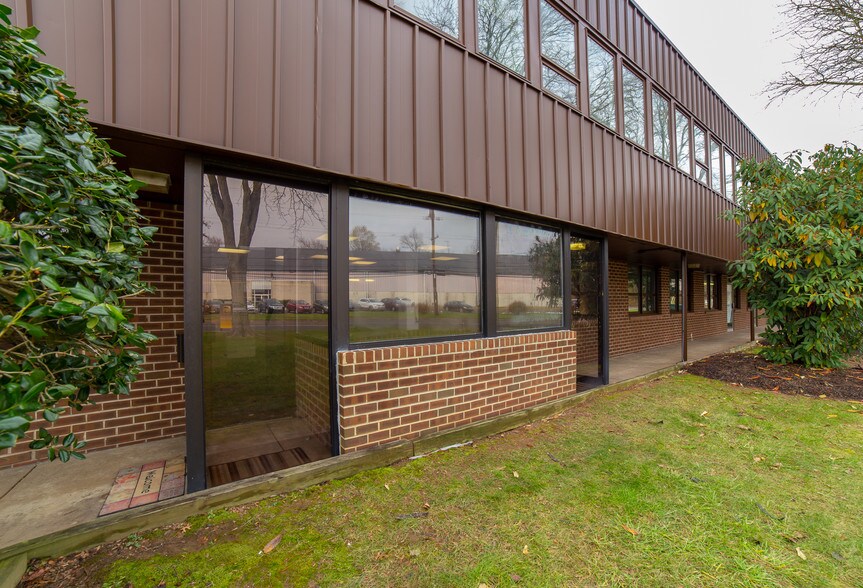 More Photos Of 1300 Industrial Blvd, Southampton Light Distribution For Sale