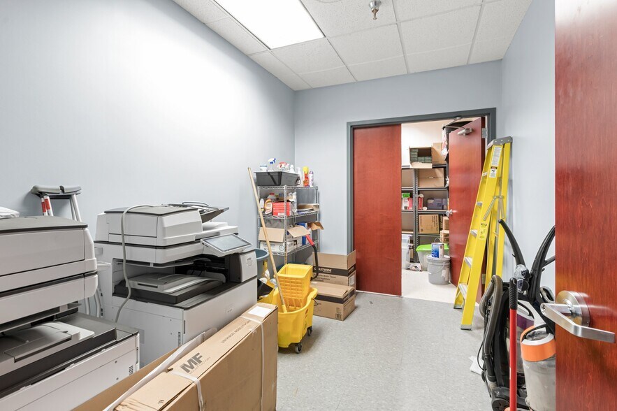 More Photos Of 501-617 Travelers Trl, Burnsville Research And Development For Lease