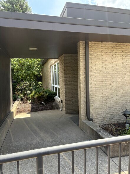 More Photos Of 309 S Chapel St, Louisville Office For Sale