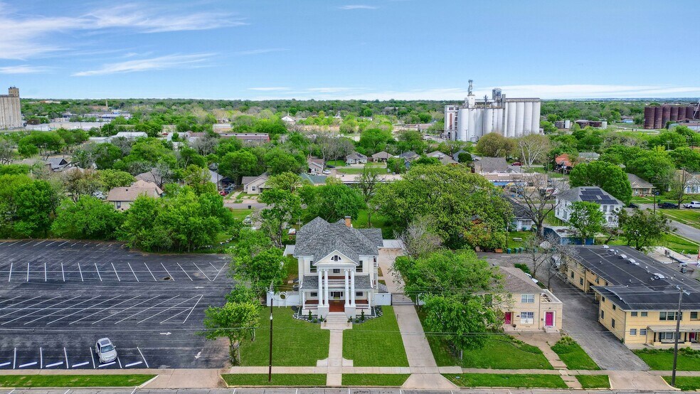 More Photos Of 511 S Travis St, Sherman Office For Sale