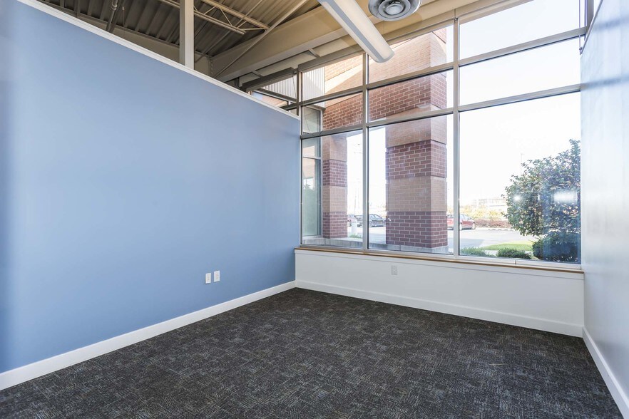More Photos Of 900 Spring St, Jeffersonville Medical For Lease