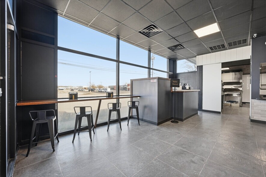 More Photos Of 1511 N Meridian St, Portland Freestanding For Sale