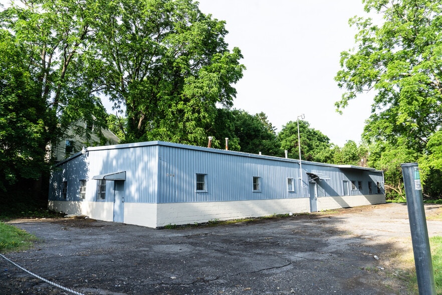 More Photos Of 136 Beattie St, Syracuse Flex For Sale