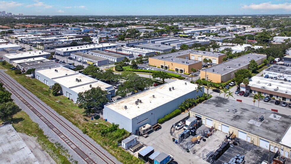 More Photos Of 4700-4712 NE 11th Ave, Oakland Park Warehouse For Lease