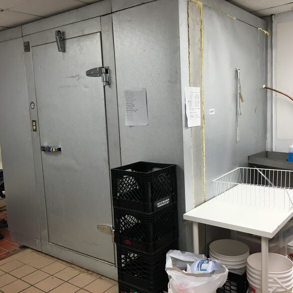 More Photos Of 118 Main St, Kings Park Fast Food For Lease