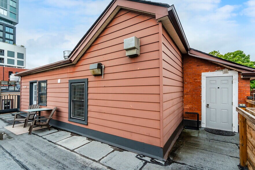 More Photos Of 49 Mary St, Barrie Restaurant For Sale