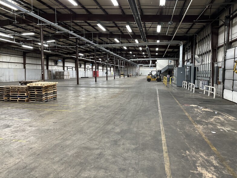 More Photos Of 1430 Genicom Dr, Waynesboro Distribution For Lease