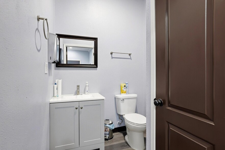 More Photos Of 3301 S State Highway 121, Bonham Showroom For Sale