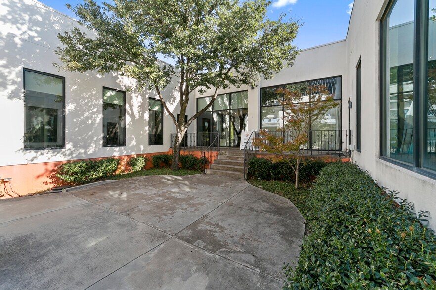 More Photos Of 136 Glass St, Dallas Storefront For Lease