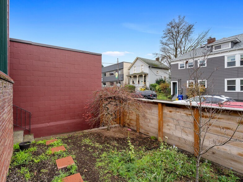 More Photos Of 1305 SE Belmont St, Portland Office For Sale