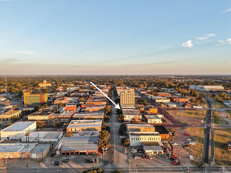More Photos Of 107 S Beaton St, Corsicana Storefront For Sale