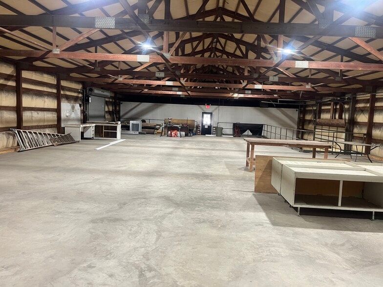 More Photos Of 846 State Highway AT, Villa Ridge Warehouse For Lease