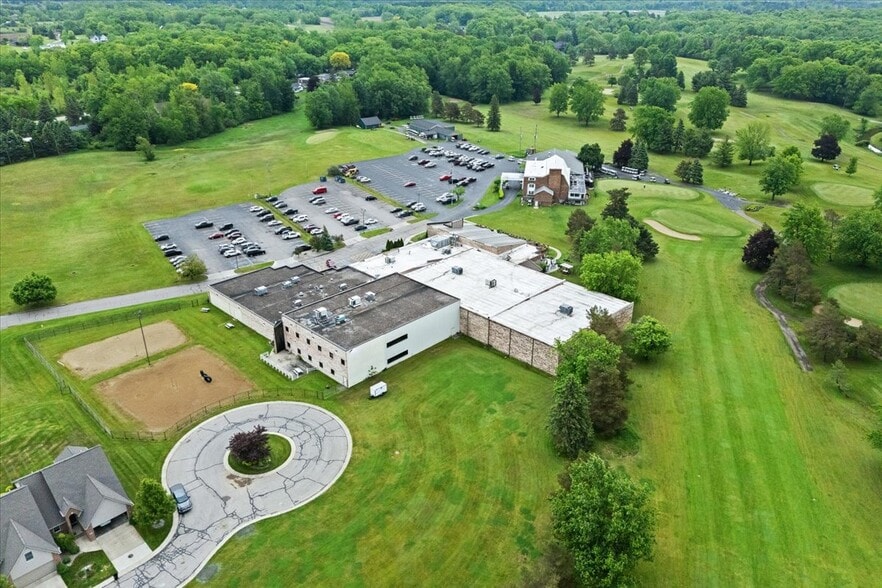 More Photos Of 2140 Fairway Dr, Davison Sports And Entertainment For Sale