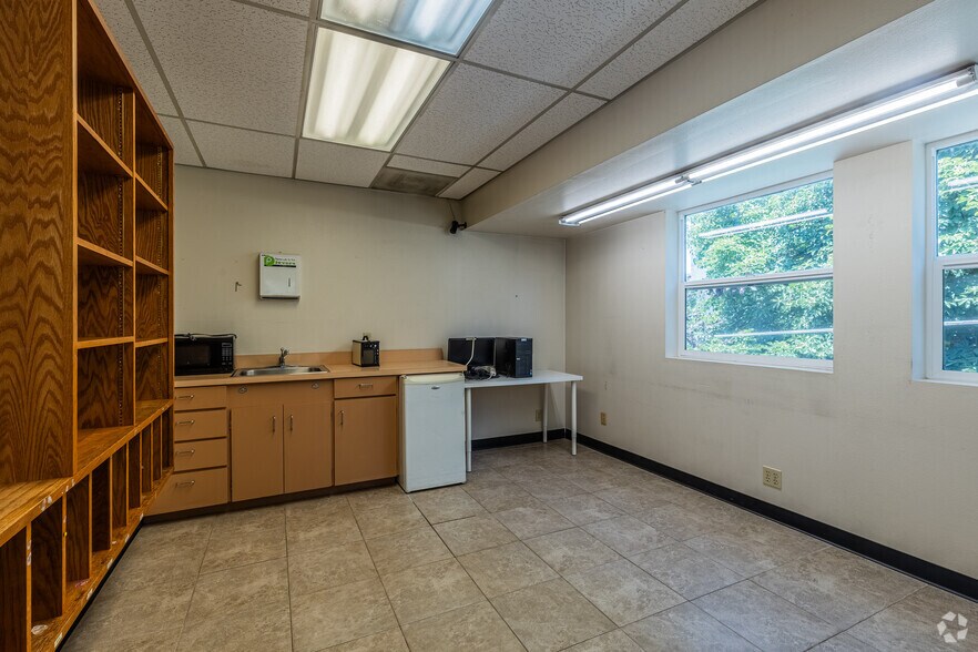 More Photos Of 1411 SW 14th Ave, Portland General Retail For Sale