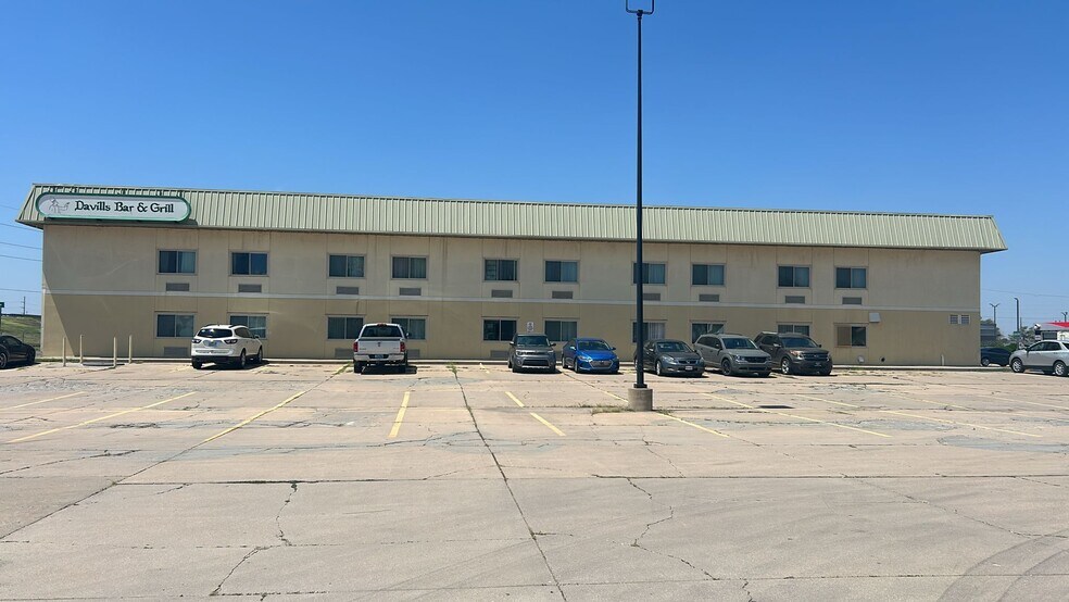 More Photos Of 11 Des Moines Ave, South Hutchinson Hotel For Sale