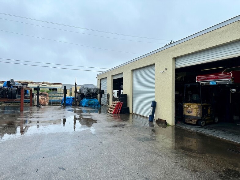 More Photos Of 1002 SE 9th St, Cape Coral Service For Sale