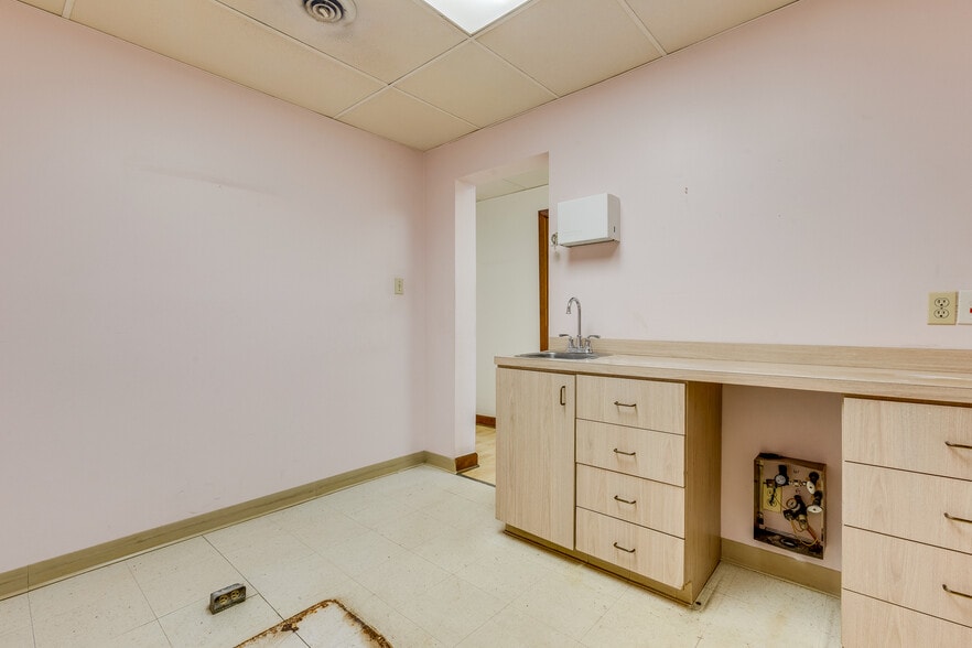 More Photos Of 6300 Forward Ave, Pittsburgh Storefront Retail Residential For Lease