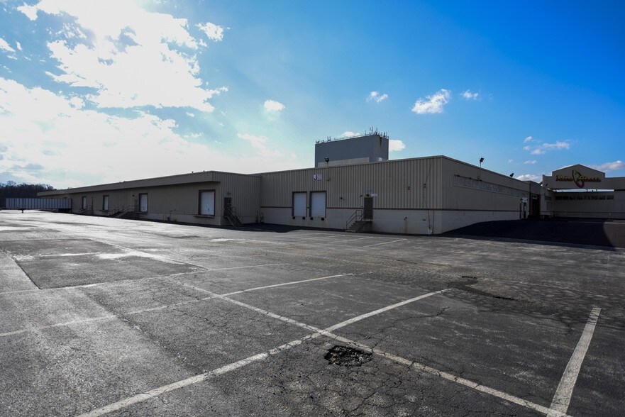 More Photos Of 122 Mill Rd, Oaks Warehouse For Lease