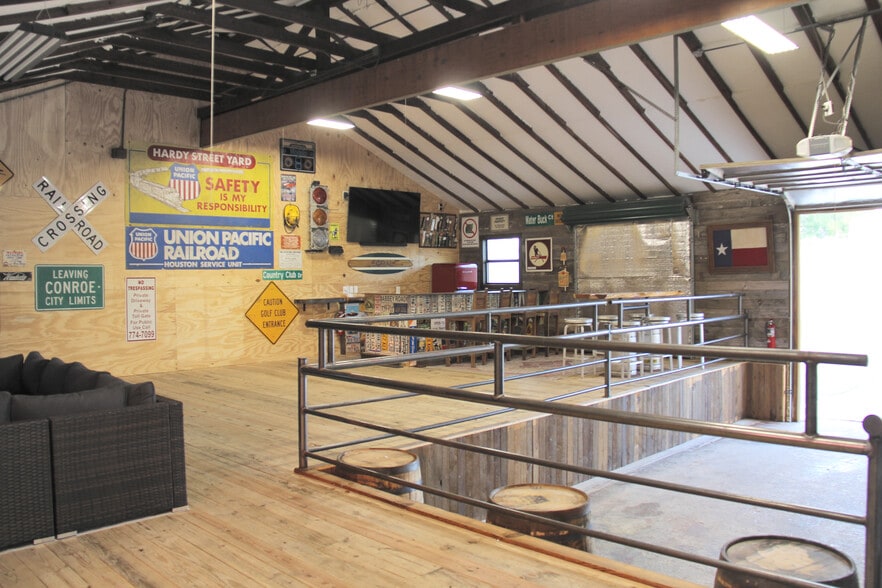 More Photos Of 98 Avenue A, Conroe General Retail For Lease