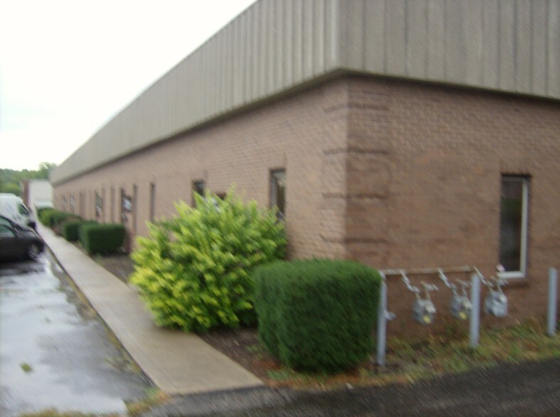 More Photos Of 400-460 Fame Rd, Dayton Light Distribution For Lease