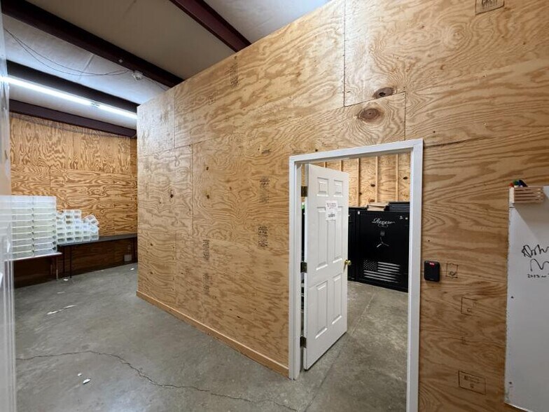 More Photos Of 794 E Main St, Tupelo Showroom For Sale