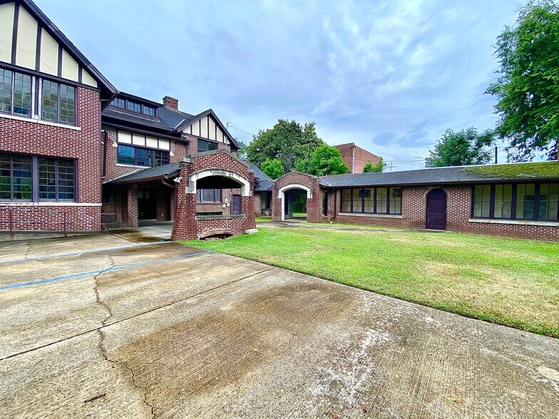 More Photos Of 219 N Broadway St, Tupelo General Retail For Lease