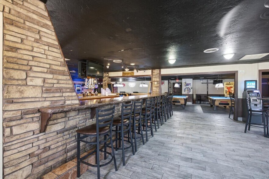 More Photos Of 1131 Cradduck Rd, Ada Bar For Sale