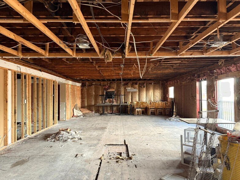 More Photos Of 135 E Cloverland Dr, Ironwood Freestanding For Sale