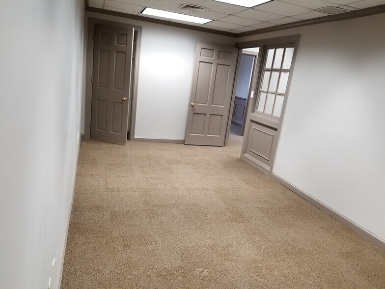 More Photos Of 49 Public Sq, Shelbyville Office For Sale