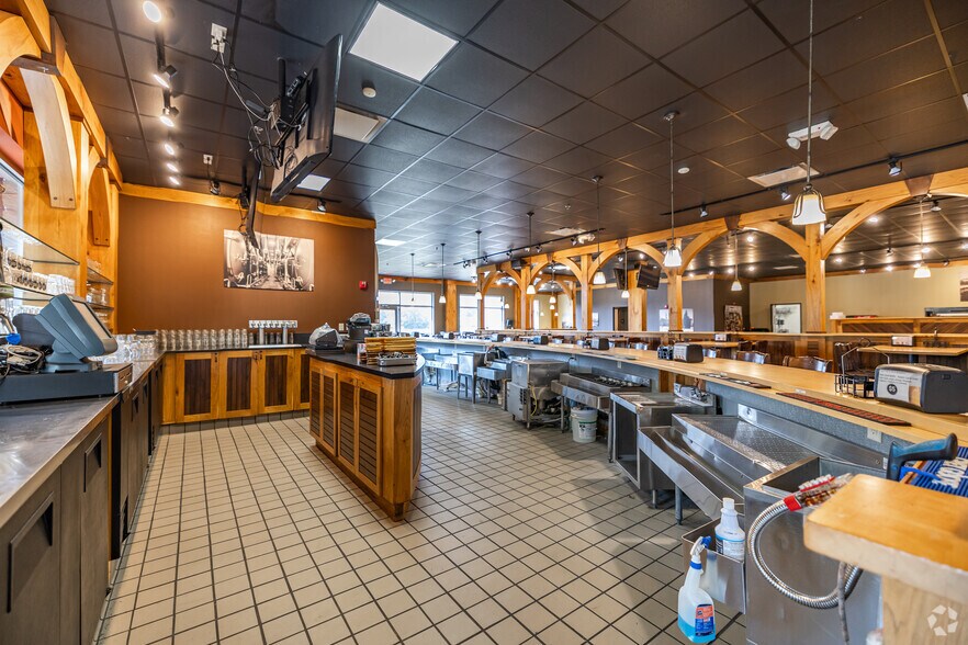 More Photos Of 3825 S Kinnickinnic Ave, Milwaukee Restaurant For Lease