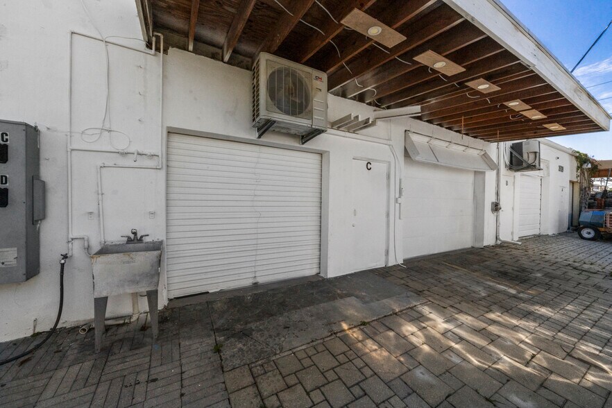 More Photos Of 3569 NW 10th Ave, Oakland Park Warehouse For Lease