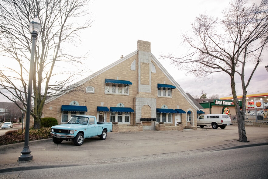 More Photos Of 355 N College Ave, Fayetteville Office Residential For Lease