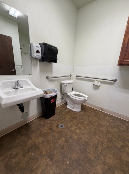 More Photos Of 459 N Old Highway 91, Hurricane Warehouse For Lease