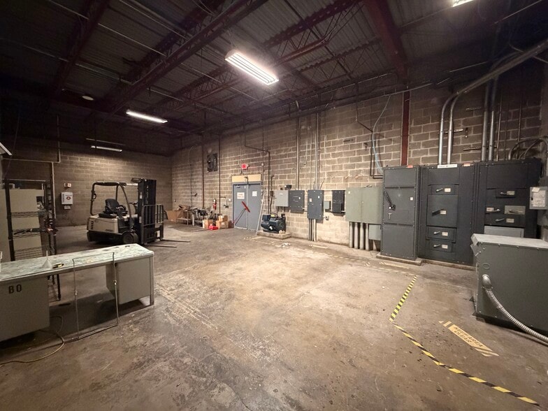 More Photos Of 100 Chamber Plz, Charleroi Supermarket For Lease